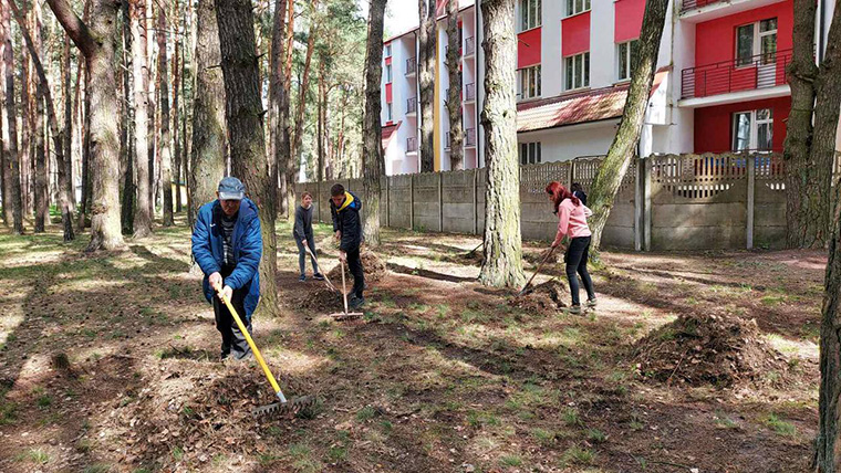 В детском оздоровительном лагере «Салют» прошел субботник