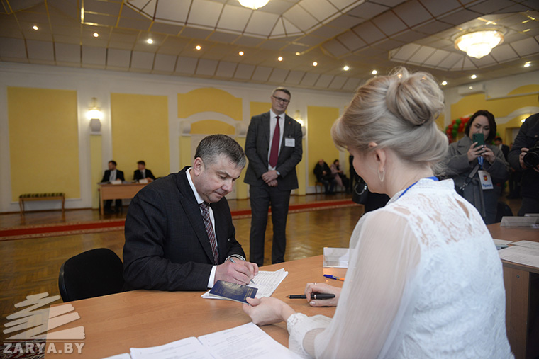 Председатель Брестского облисполкома Юрий Шулейко в числе первых проголосовал на избирательном участке №1