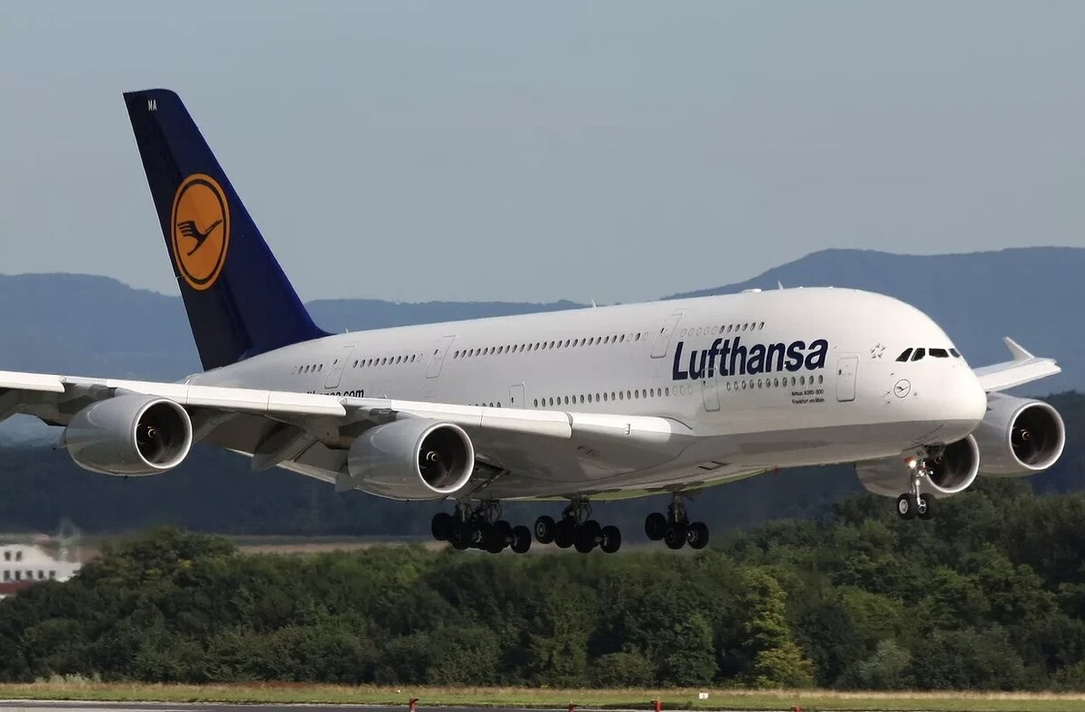 Lufthansa вынуждена отменить 1000 регулярных рейсов из-за забастовки бортпроводников