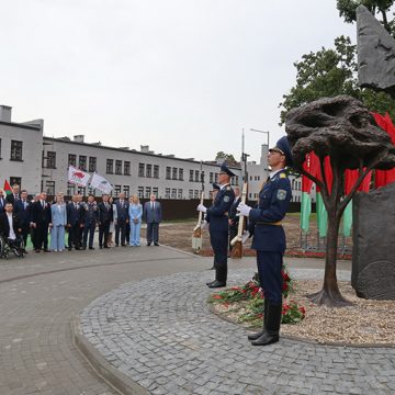 Монумент «Живая память благодарных поколений» открыли в Брестской крепости