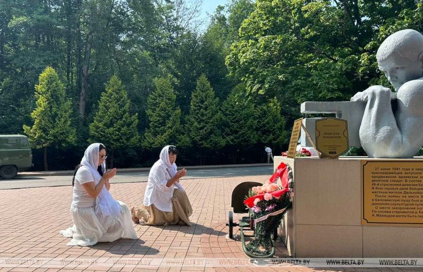 Жительницы Казахстана приехали почтить память родственника, погибшего в Беловежской пуще в первые дни ВОВ